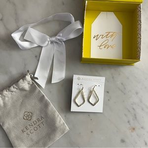 NWT- Kendra Scott Sophia Drop Earring Gold